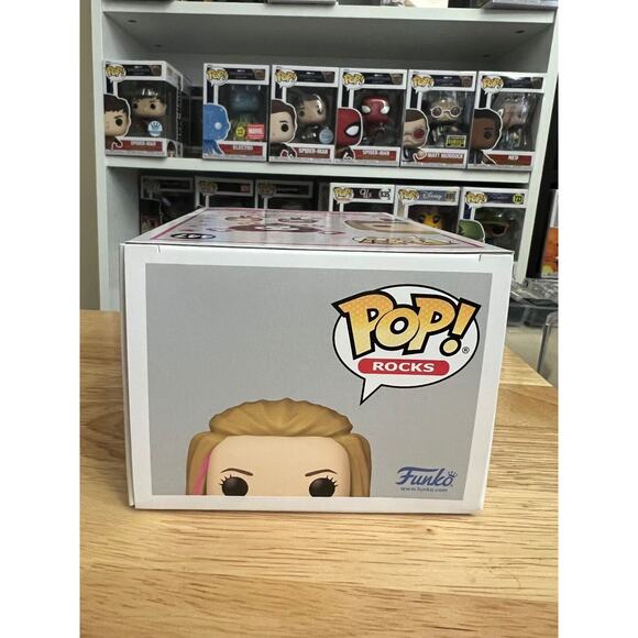 NEW IN HAND Avril Lavigne Girlfriend Funko Pop #447 Rocks Music Sk8er Skater - Picture 5 of 6